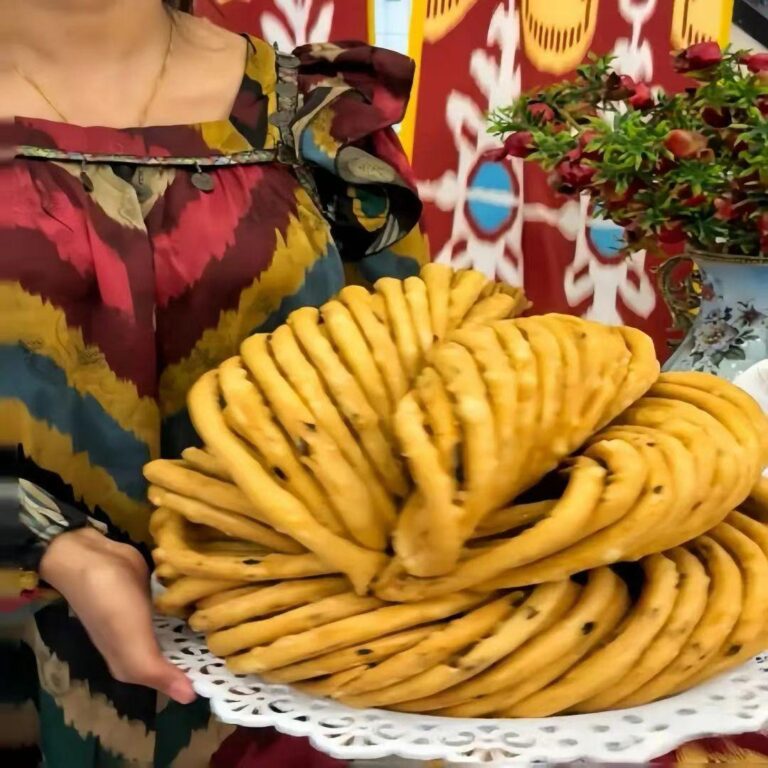 Sanzi (馓子): Xinjiang’s Crispy Fried Dough Twists — A Complete Cultural and Culinary Guide