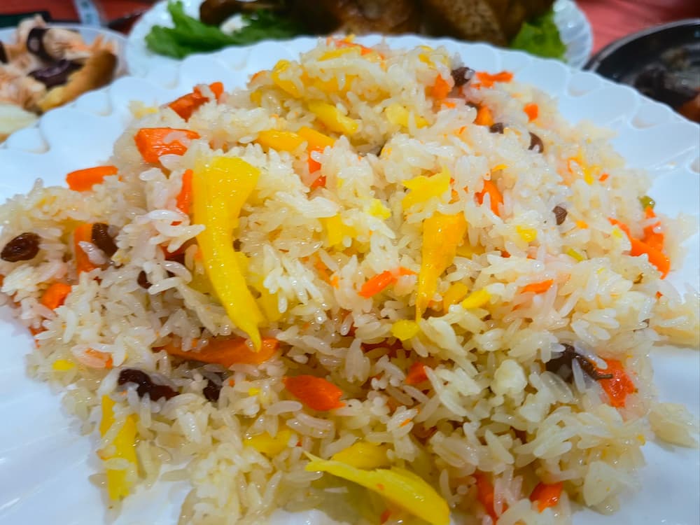 Traditional Xinjiang zhafan rice dish served at a Turpan eatery