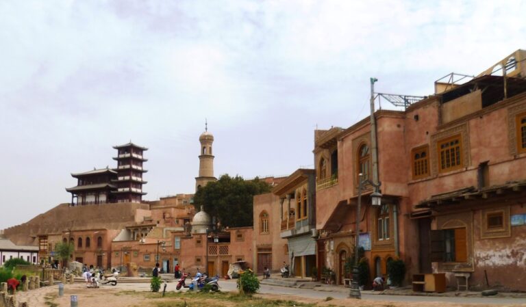 Eating Street Food in Xinjiang Safely: A Traveler’s Hygiene & Stomach Guide